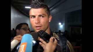 Cristiano Ronaldo entrevista corrige periodista gracioso quotCristiano estas concentradoquot completo [upl. by Anivle]