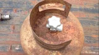 2 ways to remove LP tank valves full [upl. by Uahsoj]